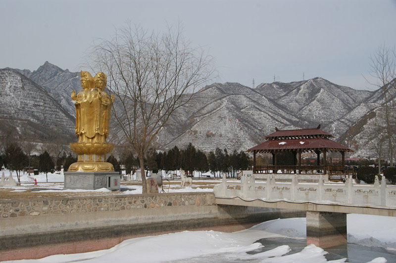 凤凰山陵园雪景